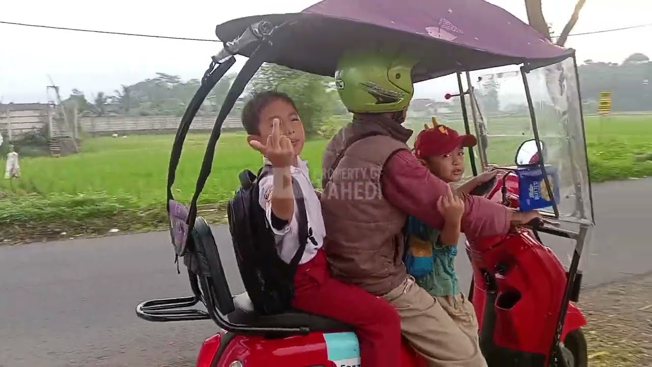 Mengantar Anak Sekolah Naik Motor Anti Hujan Anti Panas Anti Angin Kanopi Motor aahedi 2