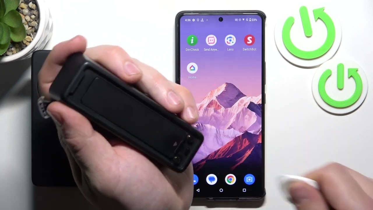Как заменить батарейки в клавиатуре SwitchBot Lock