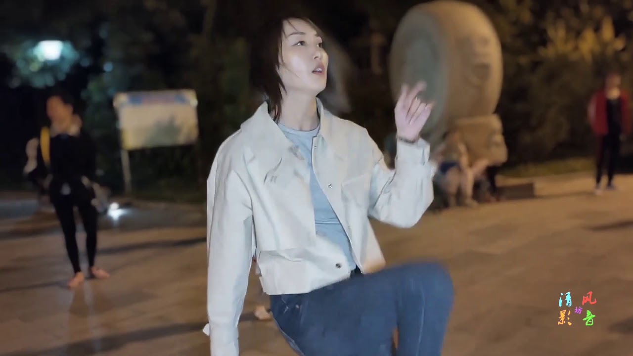 妮妮今天来的有点晚，今天我发现广场新来了一个美女，我还不知道她的名字。 《远方有信仰》