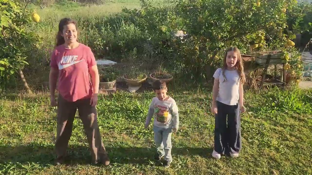 VIDEO 2026 03 12 11 51 20 סרטון עוד ריקוד של אמא ושני ילדיה בחצר