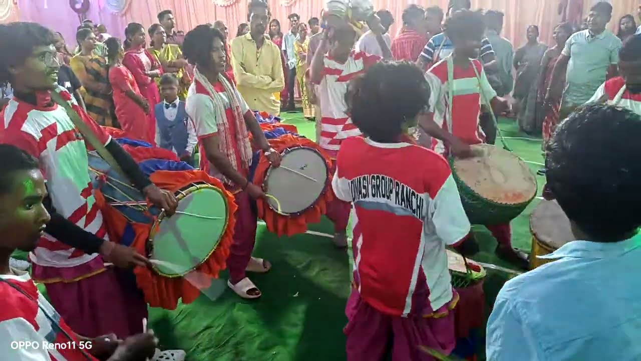 भीठा गांव में धूम मचाते हुए आदिवासी ग्रुप रांची