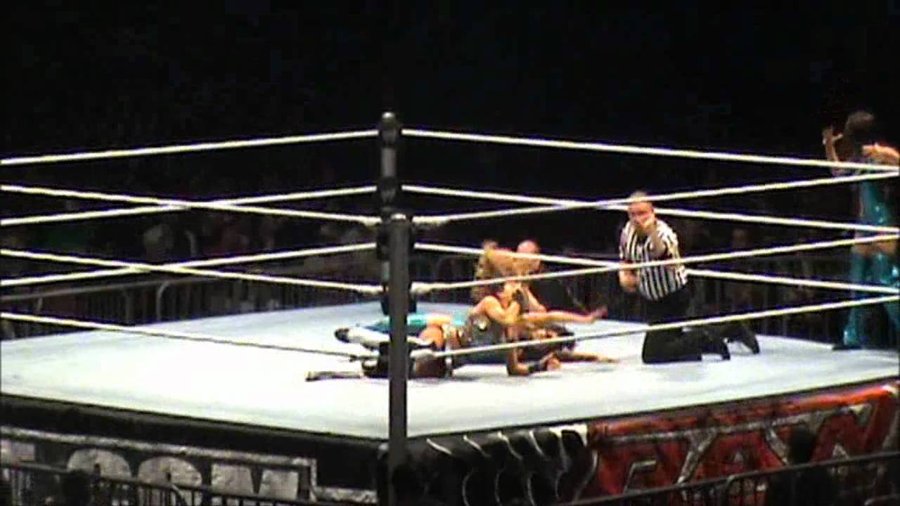 WRESTLEMANIA REVENGE TOUR bercy 2012 Eve Torres et Beth Phoenix vs The Bella Twins.wmv