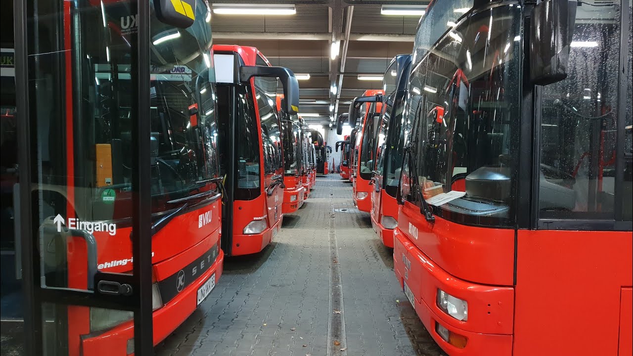 Mehmet  Oe  stellt den Citaro Gelenkbus vor Wagen 31