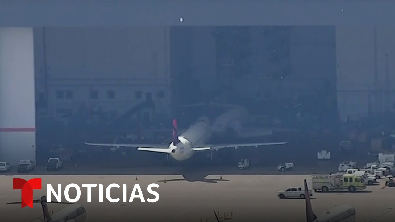 El estallido del neumático de un avión mata a dos mecánicos aeronáuticos | Noticias Telemundo