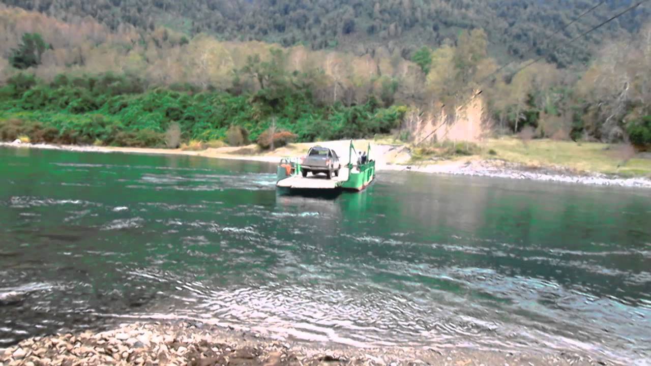 Balsa de Río Enco en Estancia de Chan Chan, comuna de Panguipulli