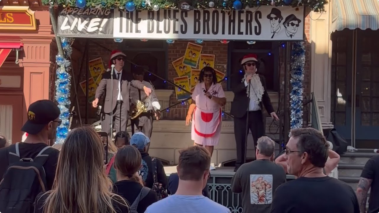 Blues Brothers Go HOLIDAY CRAZY at Universal Studios – Santa’s Coming! 