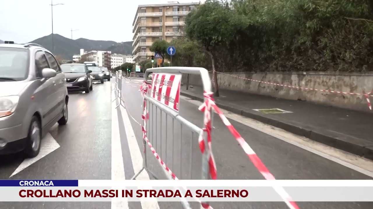 CRONACA. CROLLANO MASSI IN STRADA A SALERNO