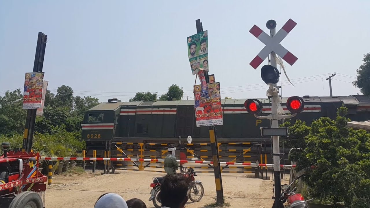 Pakistan Railroad Level Crossing || Tezgam Express Passing High Speed At Pattoki Nurseries