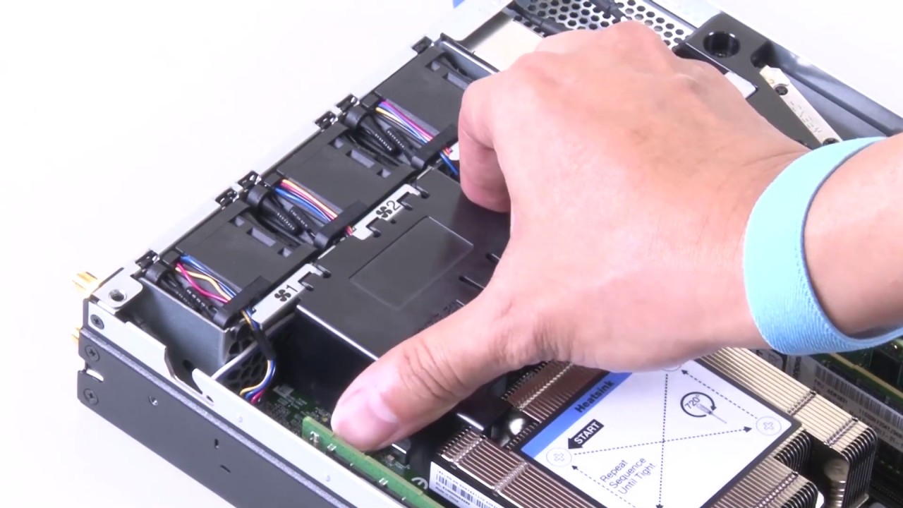 Lenovo ThinkSystem SE350 installing a fan