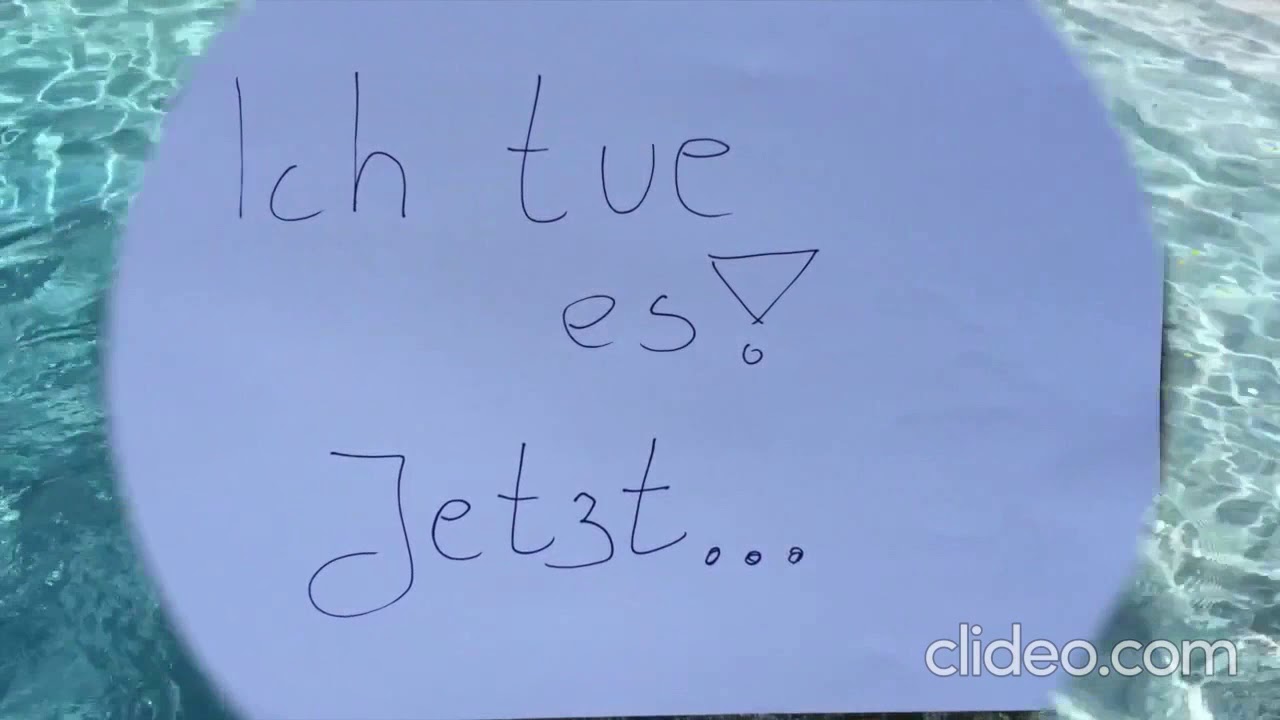 Ich springe in den Pool mit Klamotten