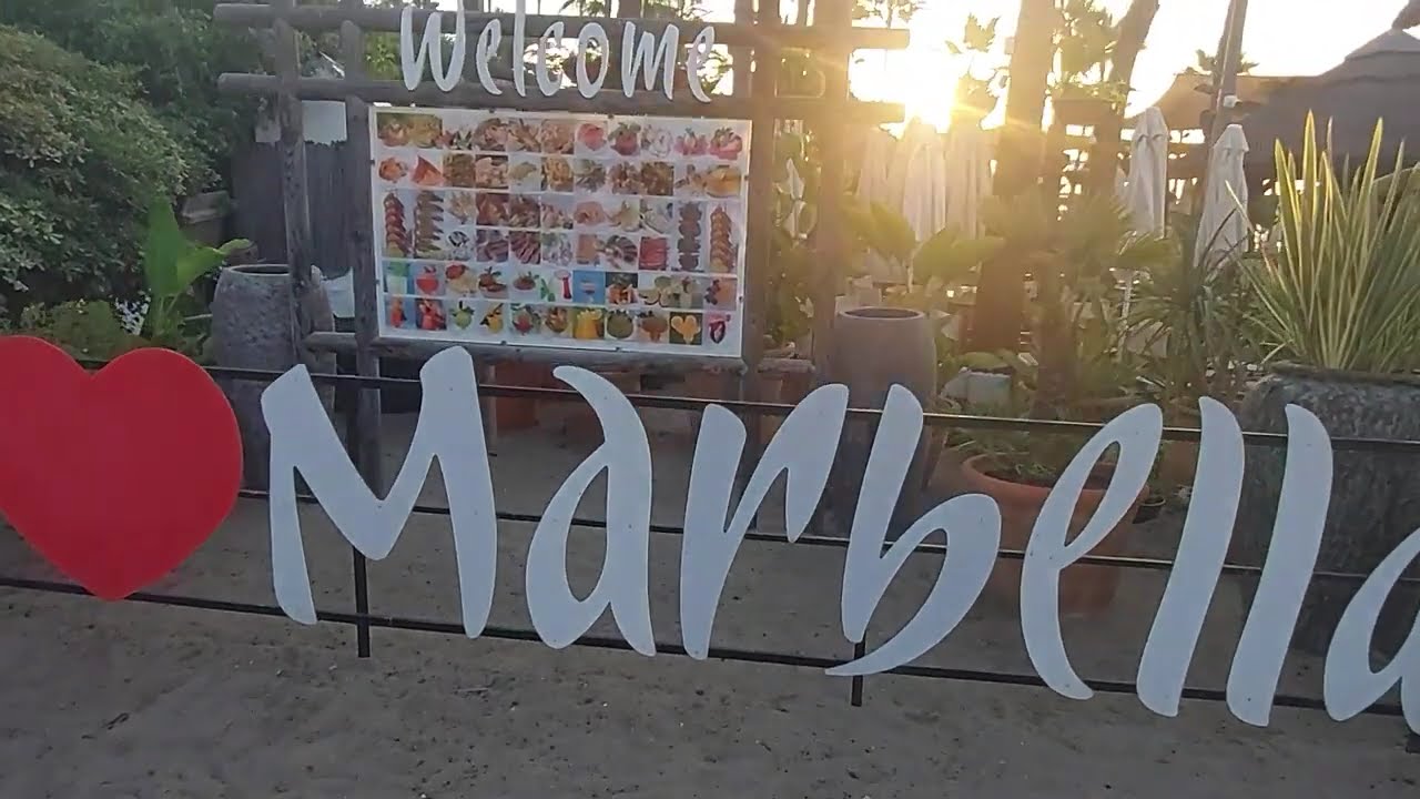 Puero Banùs 2025 (Marbella). Paseo maritimo da Puerto Banùs a Bluebay Banùs