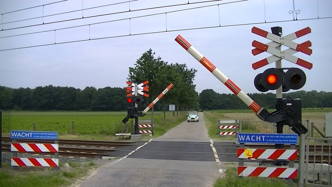 Spoorwegovergang Baexem // Dutch railroad crossing