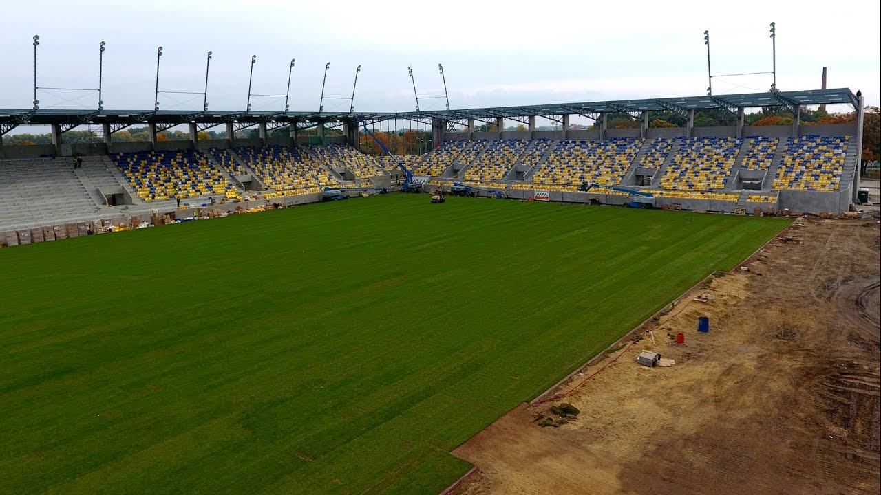 M&aacute;r z&ouml;ldell a p&aacute;lya, elk&eacute;sz&uuml;lt a stadion gyepszőnyege! - Tr&aacute;vnat&yacute; koberec je hotov&yacute;!