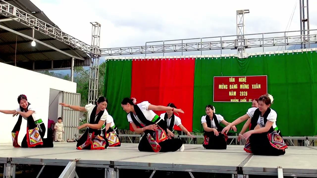 Múa khăn piêu tại sân khấu mường chiến một do đội bản mường chiến một thể hiện 