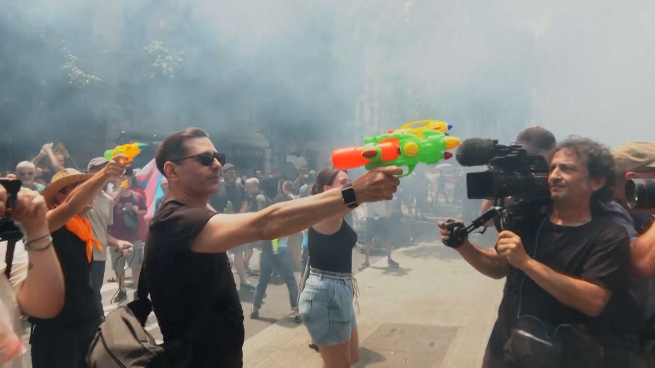 С водяными пистолетами вышли на протест против туристов в Барселоне