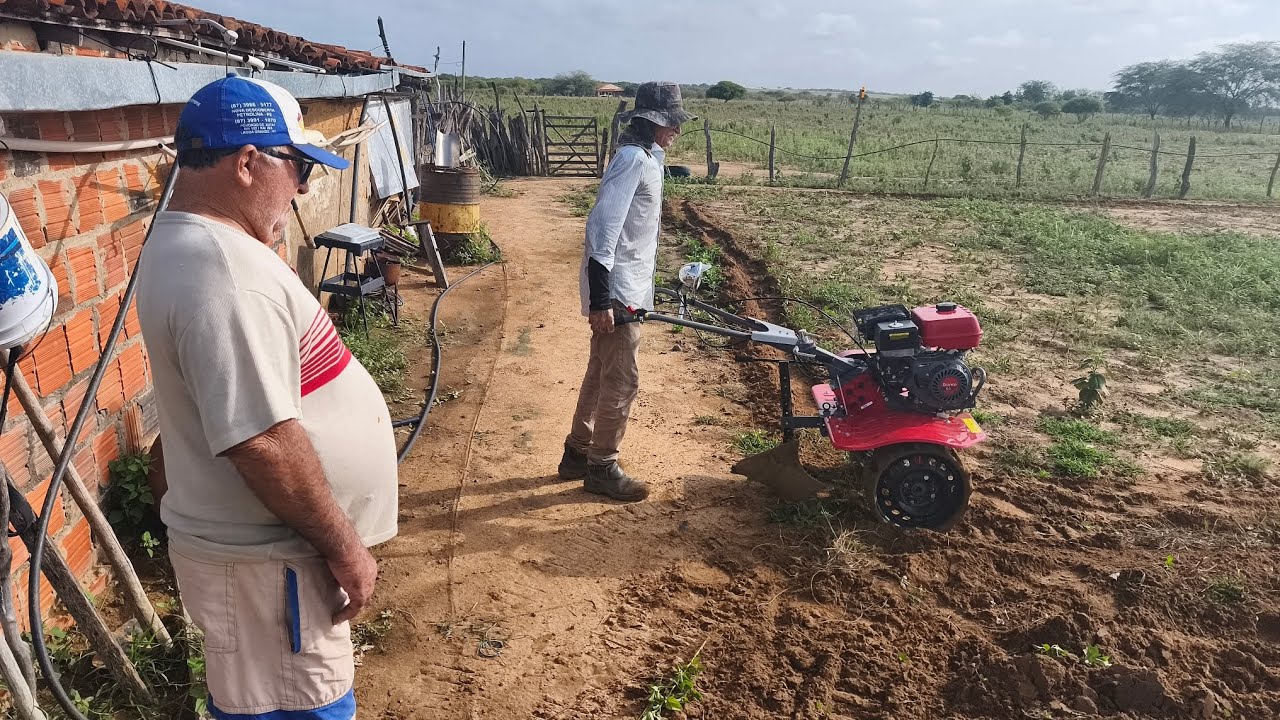 Arando terra com o tratorito em Dormentes Pernambuco .