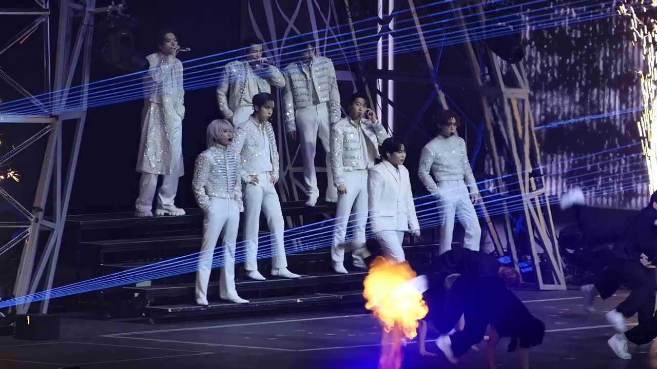 ATEEZ - INTRO & CRAZY FROM - [TOWARD THE LIGHT: WILL TO POWER] - PARIS - La Défense Arena - 22.02.25