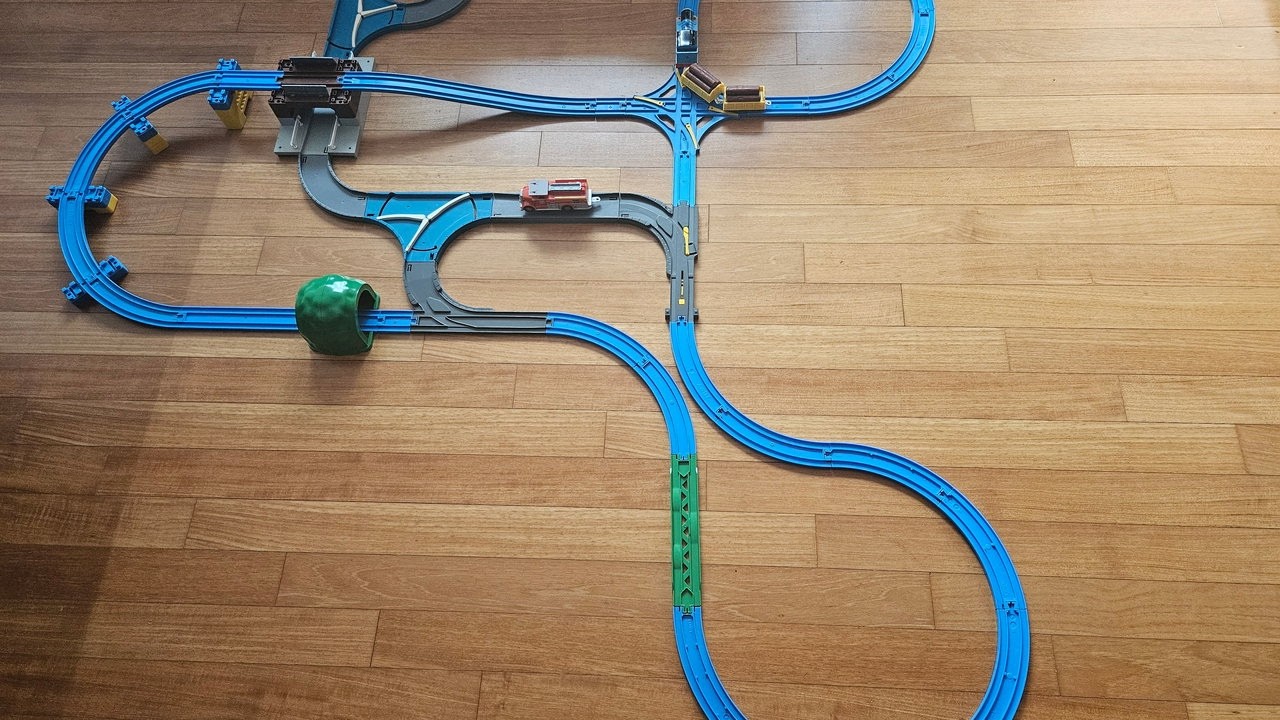 프라레일 (プラレール) 프라로드와 교차다리 레이아웃 (プラロードと交差橋のレイアウト)