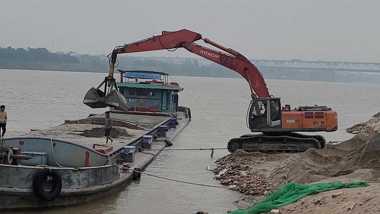 Hitachi Excavator Is Transferring Sand From Barge To Large Sandbank - Sand Mining