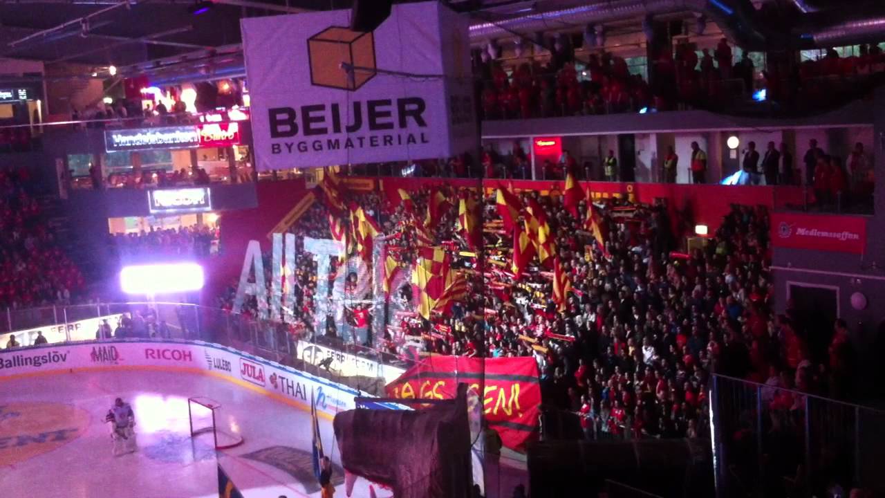 Lulefans sjunger nationalsången!