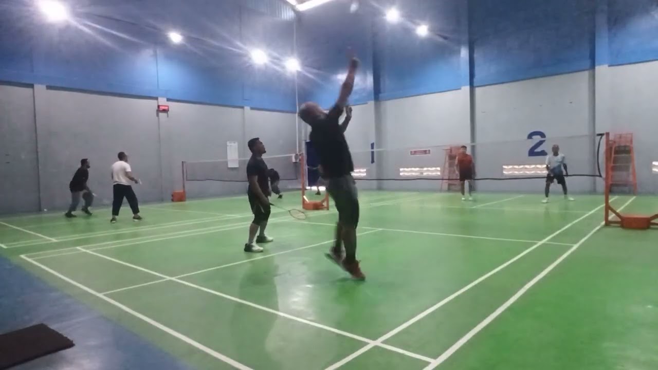 Suka tipu-tipu dan ditipu bapak bapak keren main badminton 