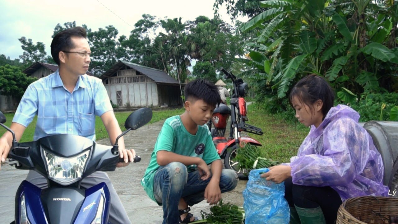 Tieu Tien's life on the farm harvesting wild vegetables to sell and building a life