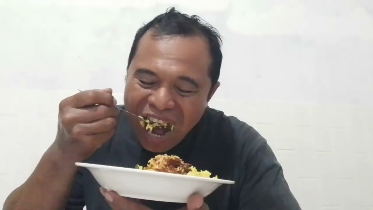Menikmati Makan Nasi Kuning,#travelandfood,#menikmatimakannasikuning,#kulinerkhasindonesnesia