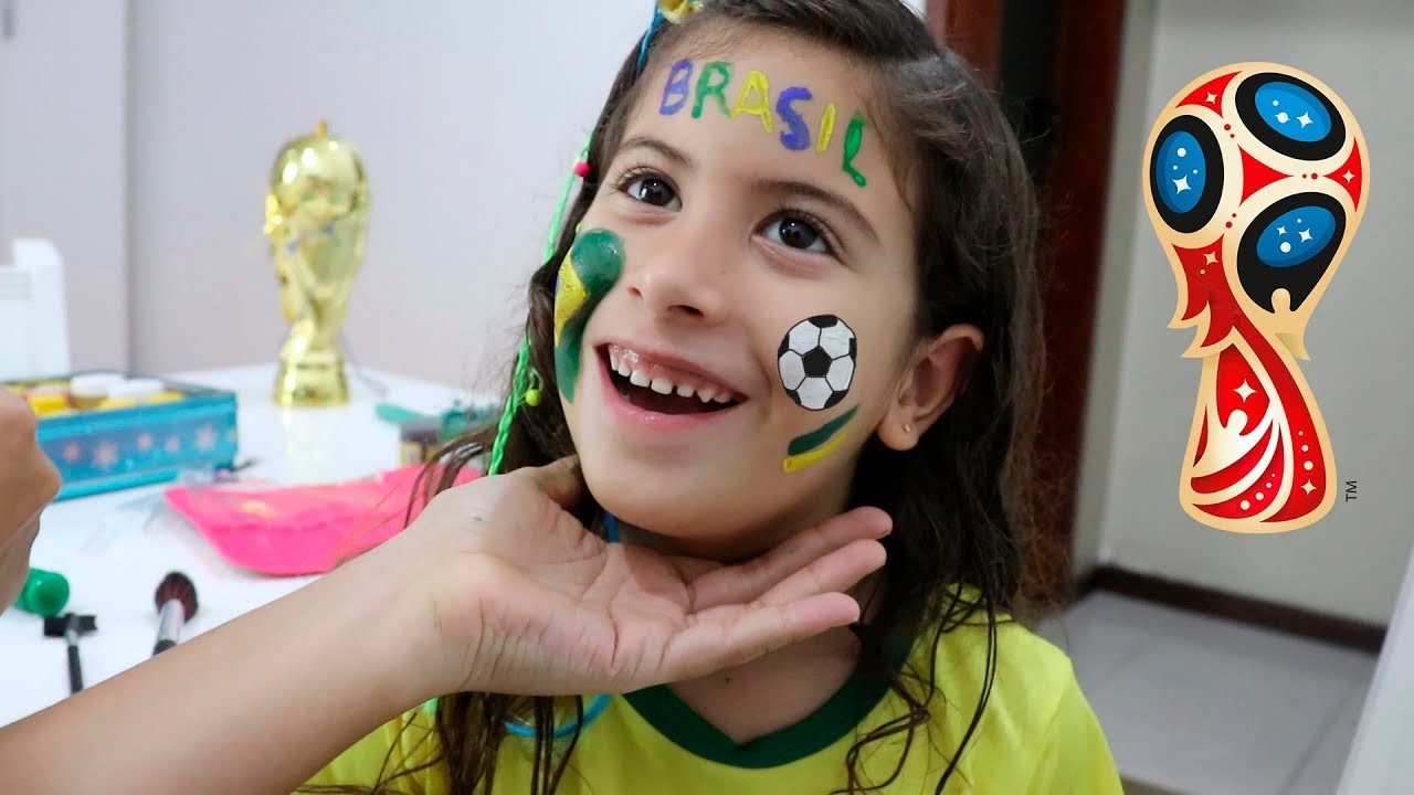 Mãe e filha brincando de maquiagem artística para copa do mundo | MARIA CLARA E JP