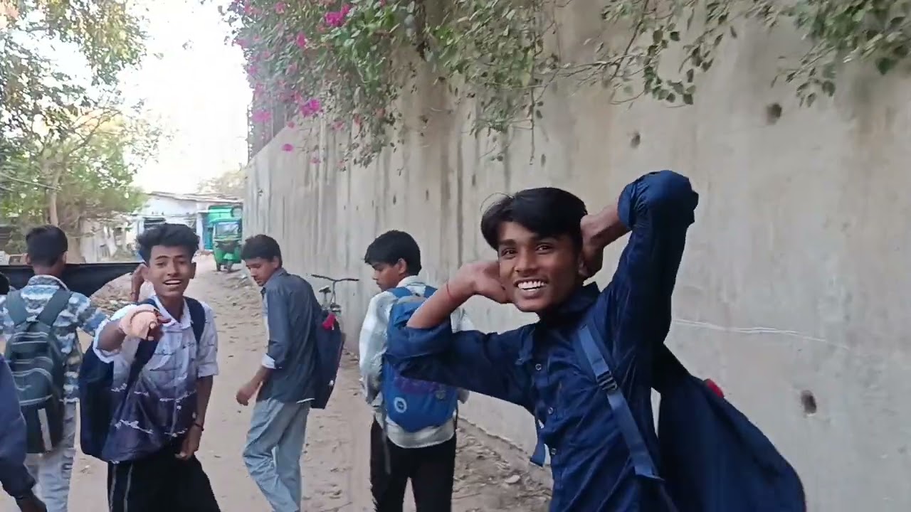 Gais tasvir chal rahi hai Ham ghoom Rahe Hain
