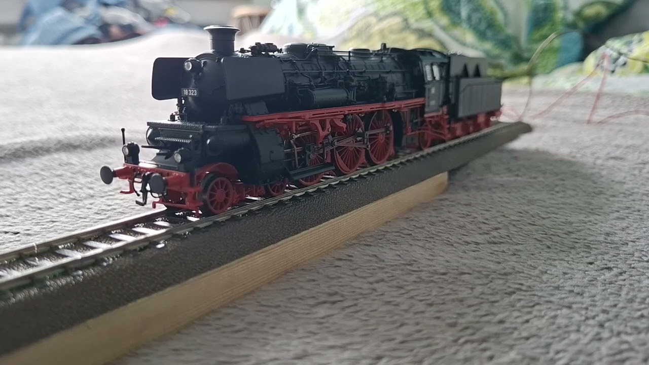 Trix H0 25323 Dampflok BR 18 323 DB mit Vollausstattung (dyn. Rauch/Sound/Lichtfunktionen) Kurzdemo