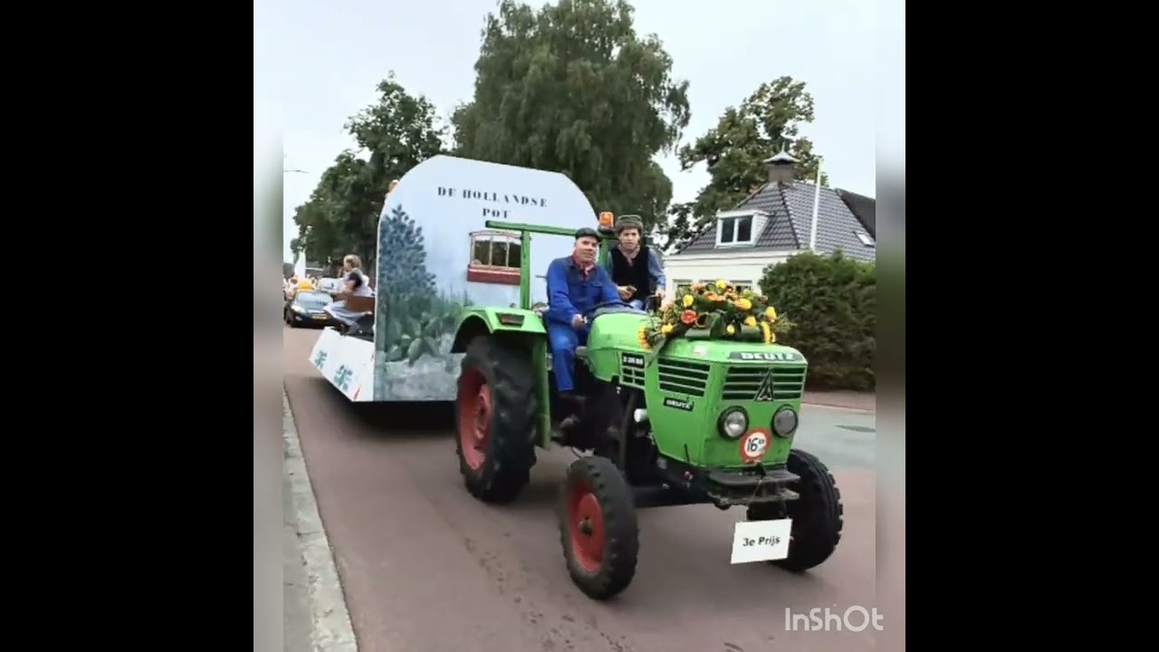 Parade of the decorated cars/ floats during the Twijzel feestweek