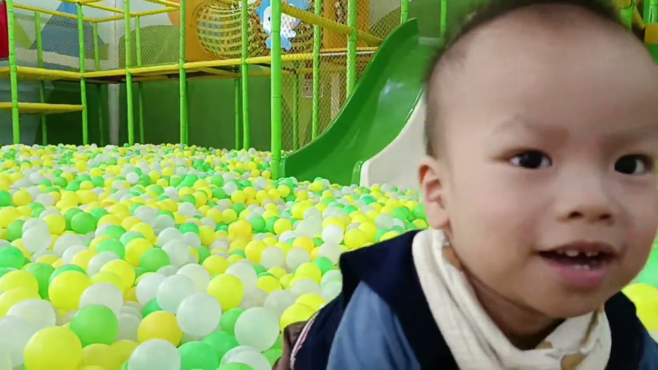 Xuân Bách đi siêu thị chơi nhà bóng 