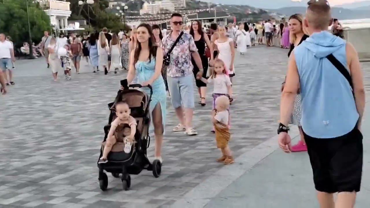 21 июля 2025 г. Алушта, ул. 15 апреля, центральная набережная.