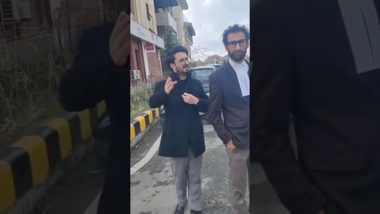 В сети распространилось видео, снятое, предположительно, в здании суда Джамму и Кашмира, на котор...