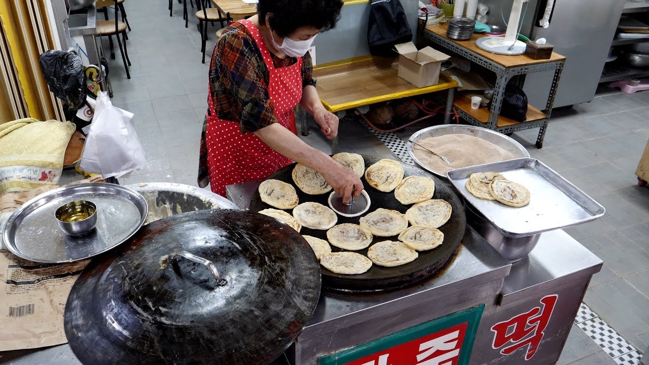 50년째! 이제는 팔이 아파 못하겠어~ 서산 호떡 달인 / Hotteok grilled on a pot lid for 50 years / Korean Street Food
