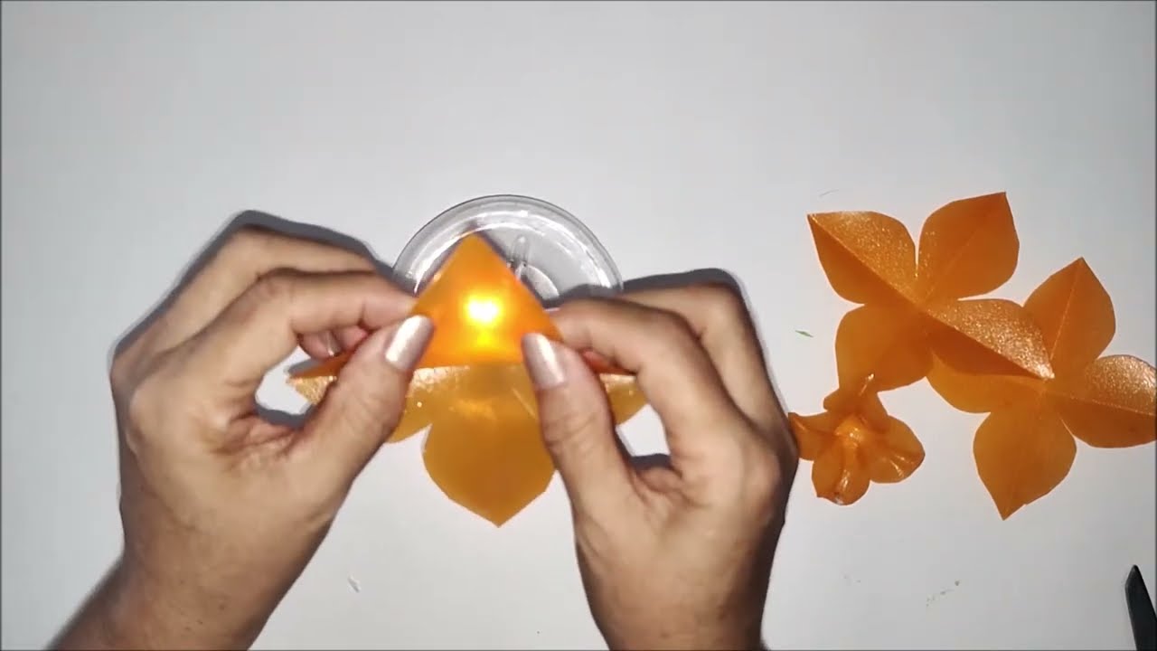 COMO FAZER ENFEITE FLORAL - REUTILIZANDO GARRAFAS PET - ECONOMIA CRIATIVA