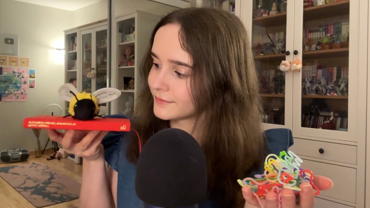 [ASMR] Susurros en español y varios sonidos (silly bandz, tapping, lectura y otros)