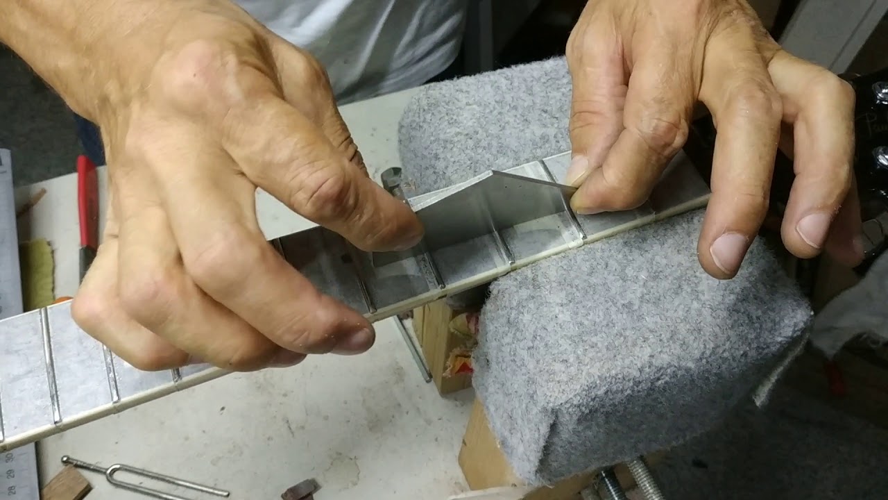 Rettifica lucidatura e ricoronatura tasti.  Guitar fret leveling.
