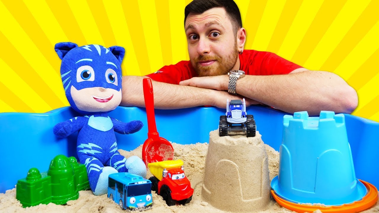 Video e giochi per bambini. Il castello di sabbia e le strane impronte.  PJ Masks giocattoli