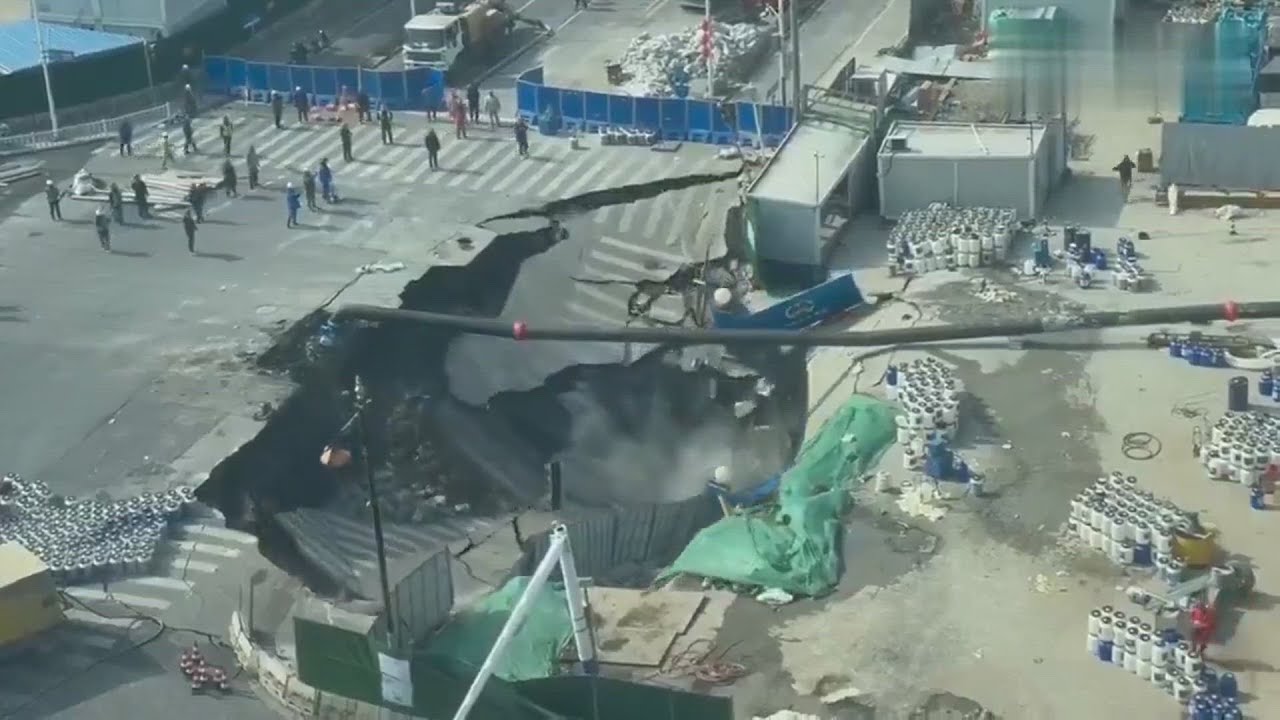CHINA ROAD COLLAPSE: A HUGE SINKHOLE OPENED UP in SHANGHAI