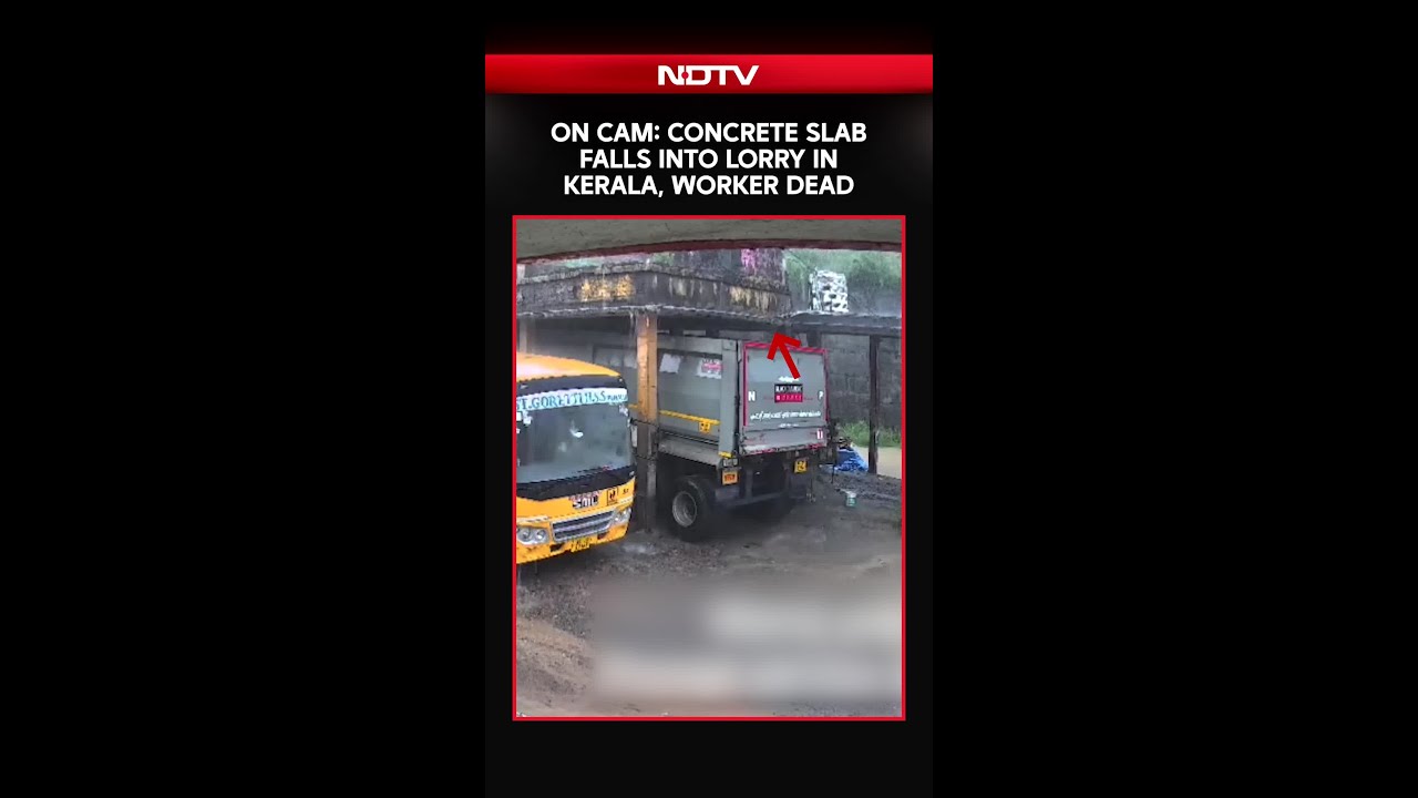 Kerala News | On Camera: Concrete Slab Falls Into Lorry in Kerala's Kollam, Worker Dead