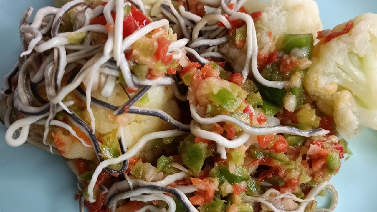 Coliflor al vapor con gulas en vinagreta de pimientos, fácil y rico con Thermomix