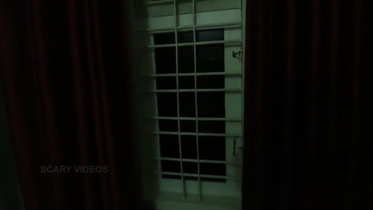 Scary: Something outside the window scared the guy to death / Нечто за окном напугало до ужаса парня