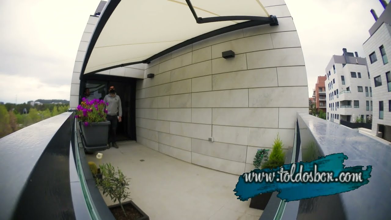Toldo cofre motorizado sobre pared ventilada