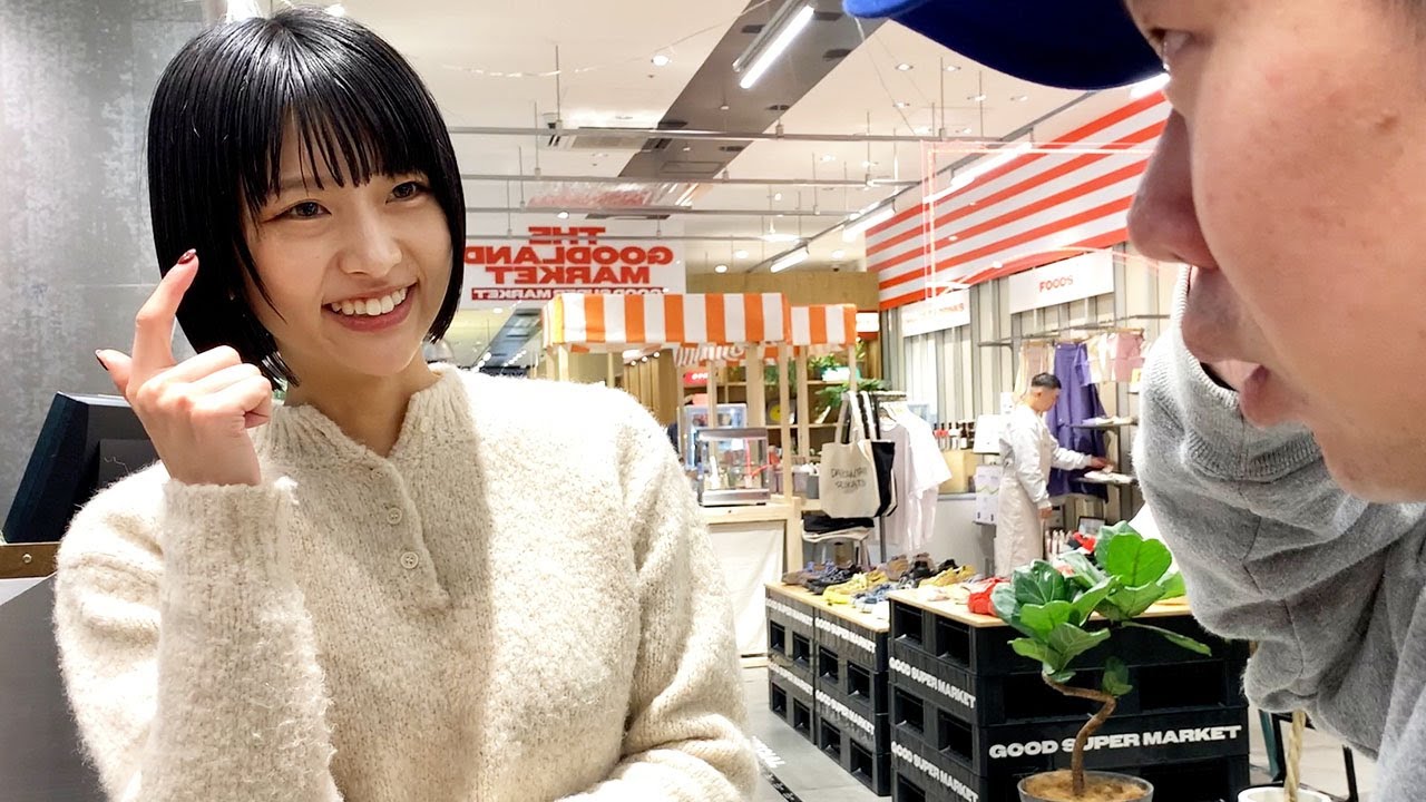 自分の商品が置かれてる虎ノ門ヒルズのアーバン・ファミマ!!の店員さんにかっこつける岡田