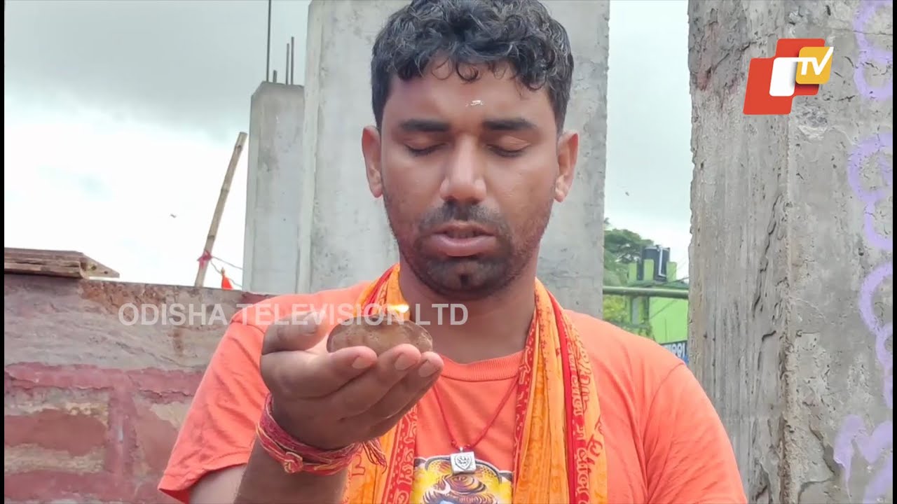 Kanwariyas throng Baba Akhandalamani temple in Bhadrak to pour water, offer prayers