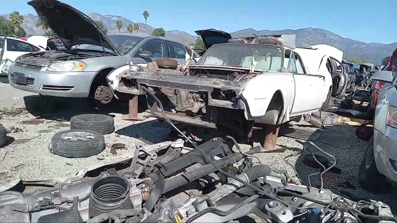 Последняя остановка: Ford Thunderbird 1962 года выпуска.