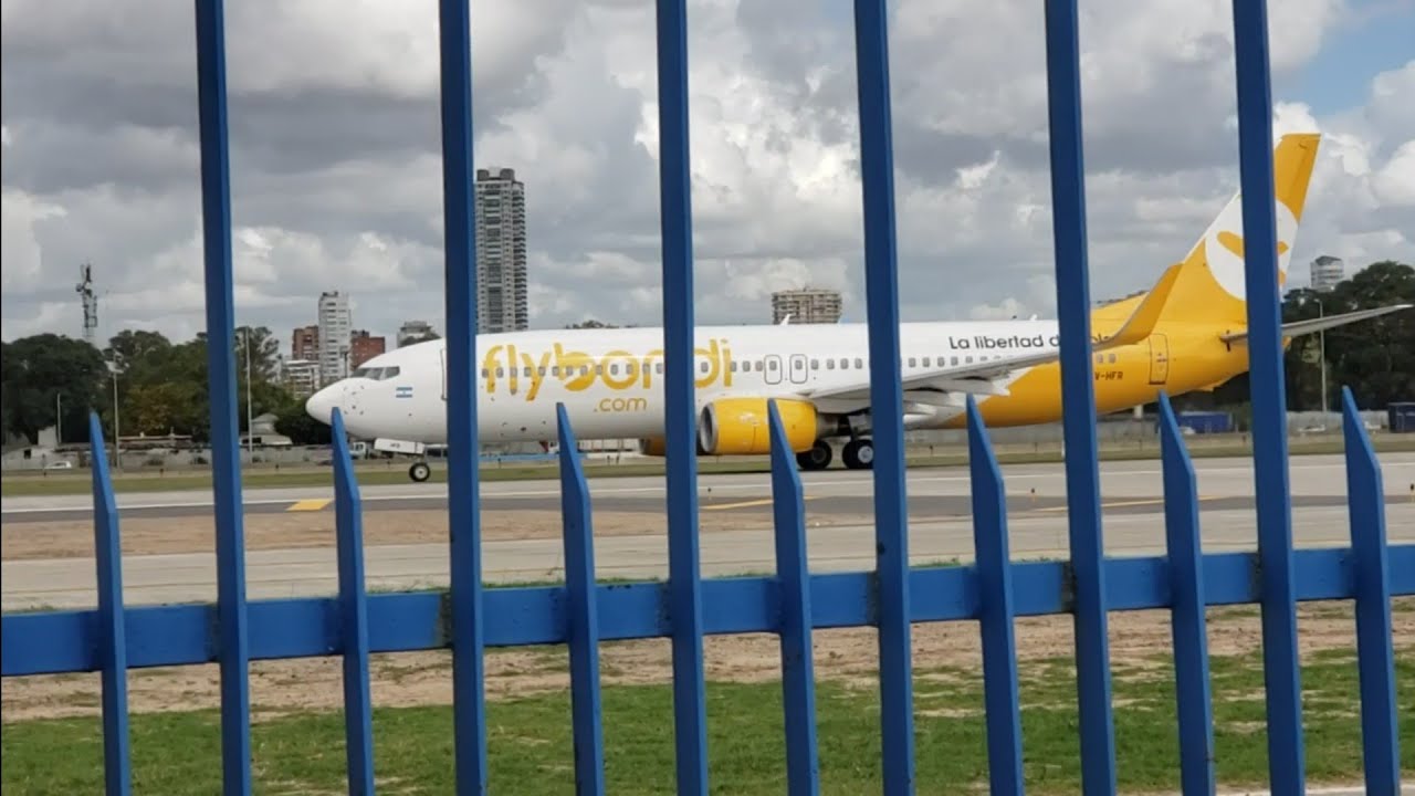 Flybondi B737-800 LV-HFR taking off and Aerolineas Argentinas B737-800 LV-GGK landing at Aeroparque