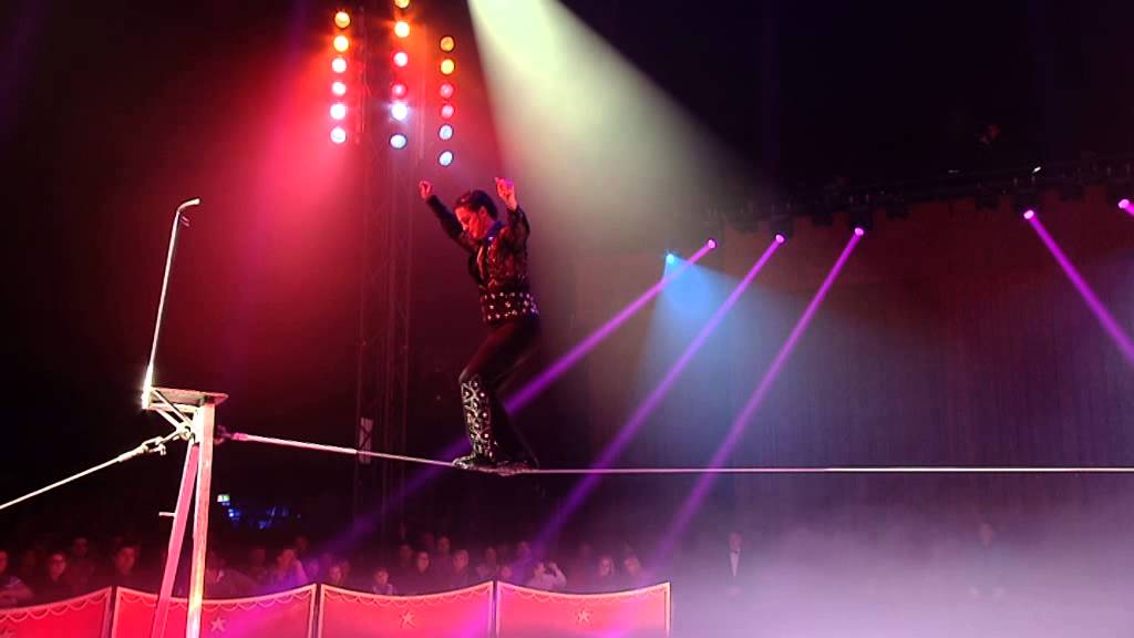 NIcol Nicols tighwire act in Heilbronner weihnachszirkus