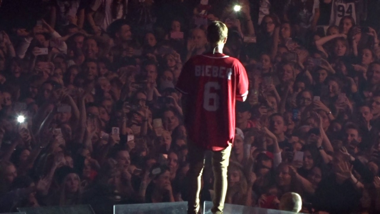 Justin Bieber - Questions from fans, Prague 12/11/16 (Purpose Tour)
